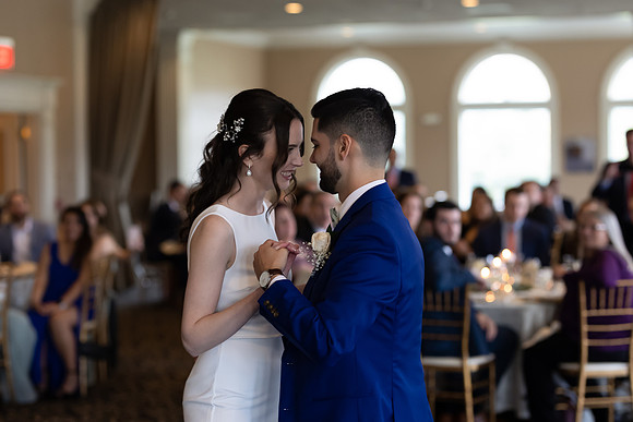 Bride and Groom is having first dance at Falkirk Estate